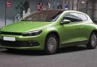 Volkswagen Scirocco III sprzed liftingu w zielonym lakierze Viperngrün — ujęcie 3/4 z przodu, seryjne kołpaki i ciemny dach, egzemplarz zaparkowany przy ulicy.