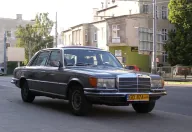 Mercedes-Benz 450 SEL (W116) na ulicy w Gdańsku, z przodu polska żółta tablica zabytkowa GD 87A z piktogramem pojazdu historycznego