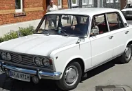 Wczesny Fiat 125p: sylwetka włoskiego Fiata 125, cztery okrągłe reflektory i chromowany zderzak z kłami. Pod maską — mechanika starszej rodziny 1300/1500