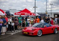 Honda NSX z chowanymi reflektorami. Przy modernizacji na rok modelowy 2002 zastąpiono je stałymi światłami.