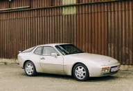 Późniejsze Porsche 944 Turbo z roku modelowego 1989 z opływowym przednim zderzakiem. Fot. Porsche AG
