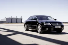Dwadzieścia lat po premierze Volkswagen wyprowadził Phaetona na płytę lotniska. Limuzyna, której rynek nie chciał kupować, wygląda dziś lepiej niż w dniu debiutu.