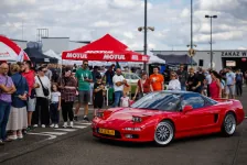 Honda NSX z chowanymi reflektorami. Przy modernizacji na rok modelowy 2002 zastąpiono je stałymi światłami.