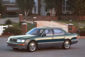 Rocznik 1996 na podjeździe pod amerykańską rezydencją. Lexus celował w klienta, który wcześniej kupował niemiecką limuzynę.