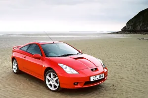 Brytyjski materiał prasowy Toyoty z przełomu wieków. Siódma Celica miała jedno nadwozie – liftback coupé 2+2 – i dwa silniki o tej samej pojemności.