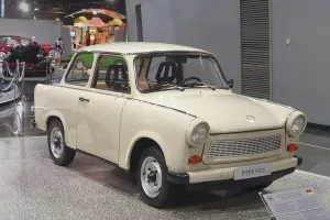 Trabant 601 S z 1988 roku — odmiana z dodatkowymi reflektorami i bogatszym wyposażeniem. Dziewięć na dziesięć wyprodukowanych Trabantów to właśnie 601.