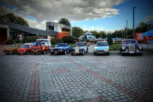 Jeden rząd, pięć dekad: Trabant, 126p, Mustang, przedwojenny kabriolet i Mercedes stanęły obok siebie pod „Wodnikiem". Fot. organizator zlotu