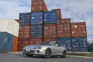 Japońska Supra RZ — wersja turbo z zawieszeniem Bilstein i sześciobiegowym Getragiem. Kierownica po prawej, czyli dokładnie ten układ, od którego zaczyna się dziś polski cennik.