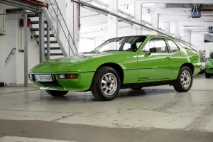 Zielone Porsche 924 z węższymi błotnikami niż w 944. Fot. Porsche AG