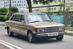 Mercedes V123 – przedłużona limuzyna serii W123. Taki właśnie wariant nadwozia ma taksówka z Maspalomas, która uzbierała ponad 7 milionów kilometrów. Zdjęcie: Jones028, CC BY 2.0