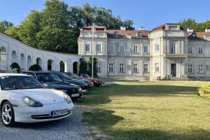 Pałac Łosiów w Narolu, przystanek na trasie. Na podjeździe Porsche 911 (996), Honda Legend i Mercedes SL R107. Fot. Ewa Byra / Fundacja Auto-Touring