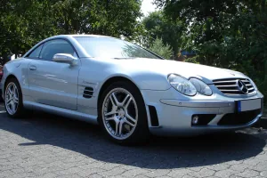 Tak wyglądał R230 przez pierwsze pięć lat: podwójne reflektory i maska bez jednej zbędnej linii. Egzemplarz SL 55 AMG sprzed liftingu 2006.