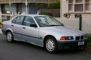 BMW serii 3 E36 318i z 1994 roku — benzynowa wersja 1.8, dokładnie ten typ auta, które od 2026 roku nie spełnia kryteriów emisyjnych krakowskiej strefy czystego transportu.