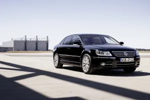 Dwadzieścia lat po premierze Volkswagen wyprowadził Phaetona na płytę lotniska. Limuzyna, której rynek nie chciał kupować, wygląda dziś lepiej niż w dniu debiutu.