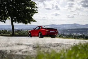 Wczesne Porsche 944 w wersji bazowej, widziane z tyłu i z lewej strony. Fot. Porsche AG