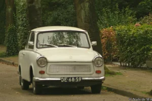 Wczesny Trabant 601 z owalem DDR przy tablicy. Konstrukcja z 1964 roku została w produkcji do wiosny 1990 — zmieniana tylko w szczegółach.