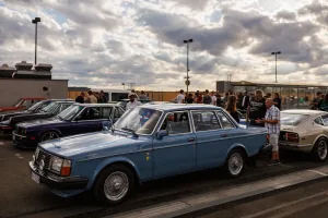 Niebieski sedan Mercedes-Benz W123 na zlotu w Bronowicach (2026). Pięćdziesiąt lat po premierze beczka wciąż jeździ po polskich drogach. Fot. Filip Radwański, klasyki.pl (za zgodą autora).