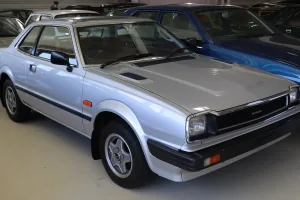 Pierwsza Prelude, rocznik 1979. Pod blachą leżała wydłużona płyta podłogowa Accorda, na zewnątrz — coupé, jakiego Honda wcześniej w gamie nie miała.