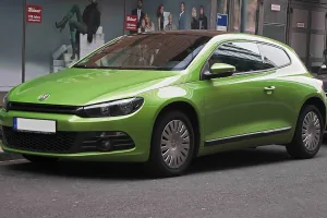 Volkswagen Scirocco III sprzed liftingu w zielonym lakierze Viperngrün — ujęcie 3/4 z przodu, seryjne kołpaki i ciemny dach, egzemplarz zaparkowany przy ulicy.