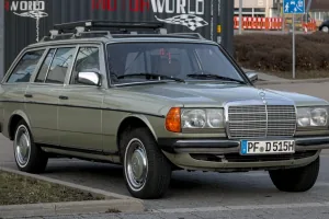Mercedes-Benz W123 kombi (S123) z prostokątnymi reflektorami – w wersjach T nosiły je 280 TE i 300 TD Turbo, a od września 1982 wszystkie. Kołpaki i opony z białym pasem to modyfikacje właściciela. Zdjęcie: Alexander Migl, CC BY-SA 4.0