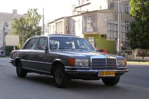 Mercedes-Benz 450 SEL (W116) na ulicy w Gdańsku, z przodu polska żółta tablica zabytkowa GD 87A z piktogramem pojazdu historycznego