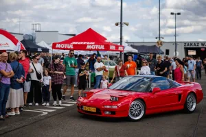 Honda NSX z chowanymi reflektorami. Przy modernizacji na rok modelowy 2002 zastąpiono je stałymi światłami.