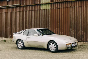 Późniejsze Porsche 944 Turbo z roku modelowego 1989 z opływowym przednim zderzakiem. Fot. Porsche AG