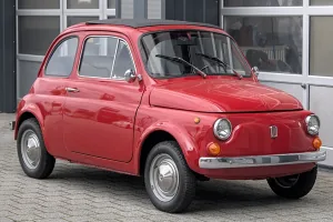 Czerwona Nuova z drzwiami zawieszonymi z przodu – tak wyglądało auto w ostatniej dekadzie produkcji. Fot. Alexander Migl, Wikimedia Commons, CC BY-SA 4.0.