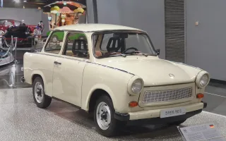 Trabant 601 S z 1988 roku — odmiana z dodatkowymi reflektorami i bogatszym wyposażeniem. Dziewięć na dziesięć wyprodukowanych Trabantów to właśnie 601.