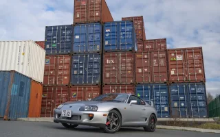 Japońska Supra RZ — wersja turbo z zawieszeniem Bilstein i sześciobiegowym Getragiem. Kierownica po prawej, czyli dokładnie ten układ, od którego zaczyna się dziś polski cennik.