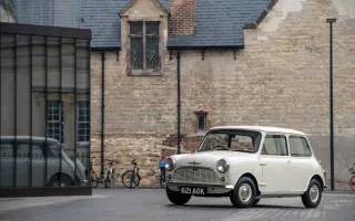 Morris Mini-Minor z 1959 roku na ulicy Oksfordu — kremowy lakier, koła 10-calowe i trzy metry długości. Ten sam kształt sprzedawano wtedy równolegle jako Austin Seven.