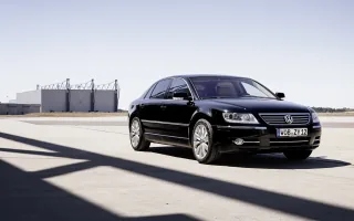 Dwadzieścia lat po premierze Volkswagen wyprowadził Phaetona na płytę lotniska. Limuzyna, której rynek nie chciał kupować, wygląda dziś lepiej niż w dniu debiutu.