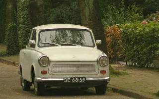 Wczesny Trabant 601 z owalem DDR przy tablicy. Konstrukcja z 1964 roku została w produkcji do wiosny 1990 — zmieniana tylko w szczegółach.