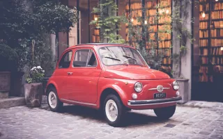 Nuova przed księgarnią. Auto, które w 1957 roku kosztowało robotnika rok pracy, dziś bywa elementem wystroju. Fot. Janko Ferlič, Wikimedia Commons, CC0.