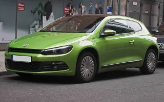 Volkswagen Scirocco III sprzed liftingu w zielonym lakierze Viperngrün — ujęcie 3/4 z przodu, seryjne kołpaki i ciemny dach, egzemplarz zaparkowany przy ulicy.