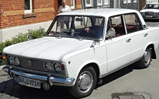 Wczesny Fiat 125p: sylwetka włoskiego Fiata 125, cztery okrągłe reflektory i chromowany zderzak z kłami. Pod maską — mechanika starszej rodziny 1300/1500