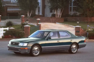 Rocznik 1996 na podjeździe pod amerykańską rezydencją. Lexus celował w klienta, który wcześniej kupował niemiecką limuzynę. Rocznik 1996 na podjeździe pod amerykańską rezydencją. Lexus celował w klienta, który wcześniej kupował niemiecką limuzynę.