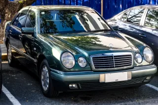 Mercedes E 230 w linii Elegance, egzemplarz pierwszej serii. Cztery owalne reflektory zastąpiły prostokątne klosze W124 i na dekadę stały się twarzą marki. Fot. Ethan Llamas, Wikimedia Commons, CC BY-SA 4.0.