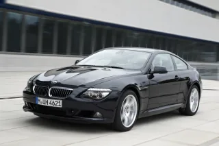 650i po liftingu: wolnossące V8 4,8 litra i 367 KM. Cała gama E63 – od rzędowej szóstki po V10 – obyła się bez turbosprężarki.