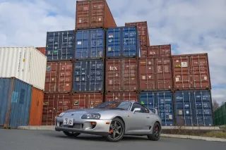 Japońska Supra RZ – wersja turbo z zawieszeniem Bilstein i sześciobiegowym Getragiem. Kierownica po prawej, czyli dokładnie ten układ, od którego zaczyna się dziś polski cennik.
