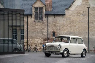 Morris Mini-Minor z 1959 roku na ulicy Oksfordu – kremowy lakier, koła 10-calowe i trzy metry długości. Ten sam kształt sprzedawano wtedy równolegle jako Austin Seven. Morris Mini-Minor z 1959 roku na ulicy Oksfordu – kremowy lakier, koła 10-calowe i trzy metry długości. Ten sam kształt sprzedawano wtedy równolegle jako Austin Seven.