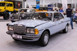 Mercedes 230 C na targach Techno Classica w Essen – dwudrzwiowe coupé serii W123; prostokątne halogeny cała gama coupé miała od początku. Zdjęcie: Matti Blume, CC BY-SA 4.0