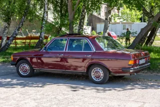 Mercedes W123 sedan na zlocie w Püttnitz (2018); wiśniowy lakier, chromy i kołpaki w bardzo dobrym stanie. Niemiecka tablica odpowiada formatowi tablicy zabytkowej „H”. Zdjęcie: Matti Blume, CC BY-SA 4.0