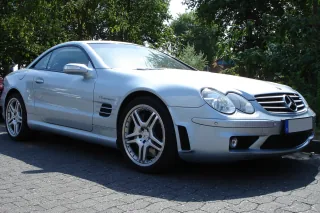 Tak wyglądał R230 przez pierwsze pięć lat: podwójne reflektory i maska bez jednej zbędnej linii. Egzemplarz SL 55 AMG sprzed liftingu 2006.