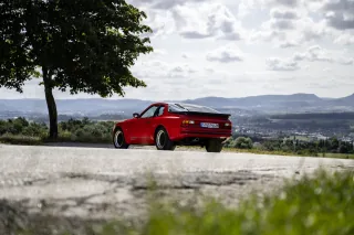 Wczesne Porsche 944 w wersji bazowej, widziane z tyłu i z lewej strony. Fot. Porsche AG