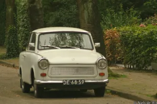 Wczesny Trabant 601 z owalem DDR przy tablicy. Konstrukcja z 1964 roku została w produkcji do wiosny 1990 – zmieniana tylko w szczegółach. Wczesny Trabant 601 z owalem DDR przy tablicy. Konstrukcja z 1964 roku została w produkcji do wiosny 1990 – zmieniana tylko w szczegółach.