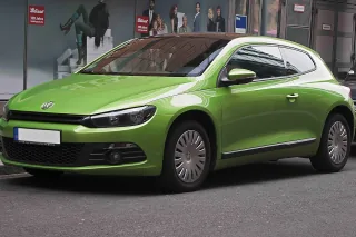 Volkswagen Scirocco III sprzed liftingu w zielonym lakierze Viperngrün – ujęcie 3/4 z przodu, seryjne kołpaki i ciemny dach, egzemplarz zaparkowany przy ulicy.