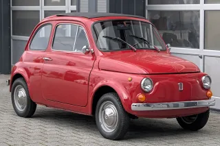Czerwona Nuova z drzwiami zawieszonymi z przodu – tak wyglądało auto w ostatniej dekadzie produkcji. Fot. Alexander Migl, Wikimedia Commons, CC BY-SA 4.0.