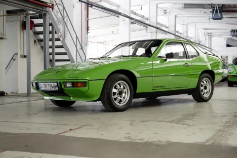 Zielone Porsche 924 z węższymi błotnikami niż w 944. Fot. Porsche AG