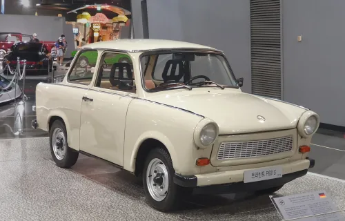 Trabant 601 S z 1988 roku — odmiana z dodatkowymi reflektorami i bogatszym wyposażeniem. Dziewięć na dziesięć wyprodukowanych Trabantów to właśnie 601.